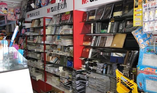 文具店加盟免费铺货，文具店面向的消费对象群是那些?自己有一间铺面，面积30平方。离小学不太远，初次铺货大约多少资金即可？图1