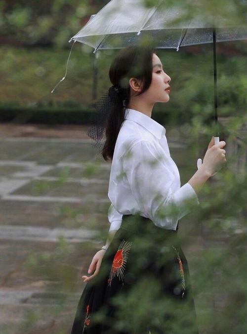 经典英文歌曲雨中漫步,可以推荐首好听的英文歌不?图1