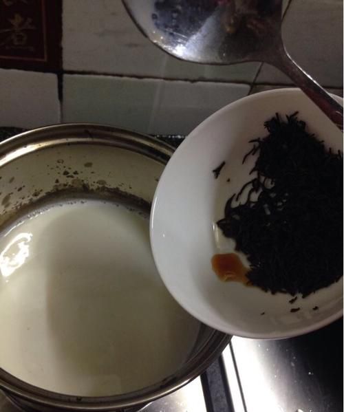 奶茶怎么做最简单方法用牛奶,做奶茶牛奶和茶叶的比例是多少图4