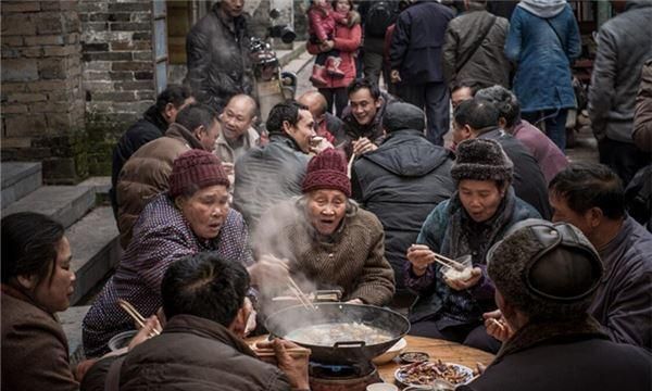 梦见全部亲戚一起聚餐,梦见死去的亲人在一起吃饭是什么意思图3