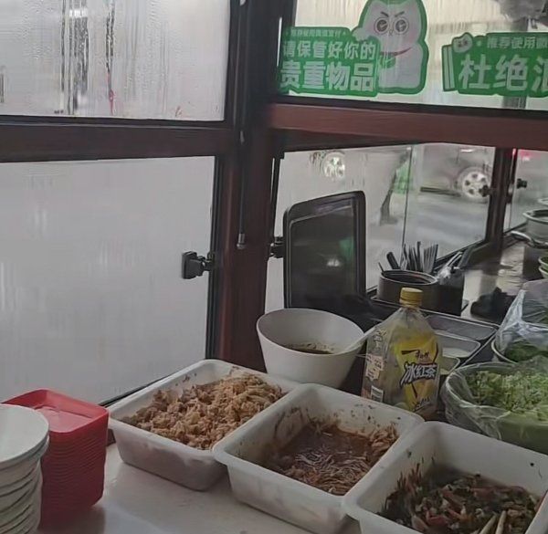 路边早餐车,男子早餐车上吃馄饨突然被拉走的视频图2