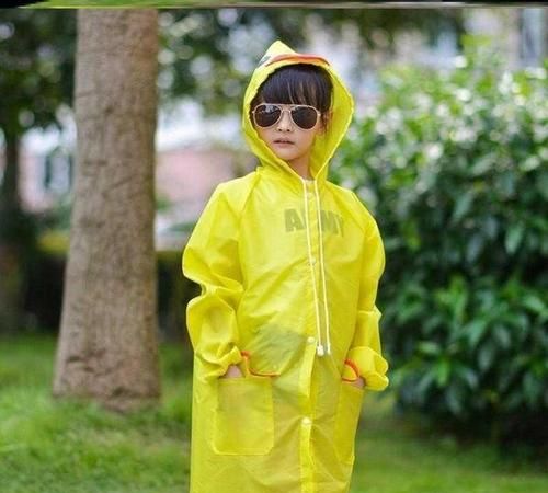 李明宇天去学校他穿什么颜色的雨衣最安全,下雨天小朋友撑伞或穿雨衣要选择颜色鲜艳的对图4