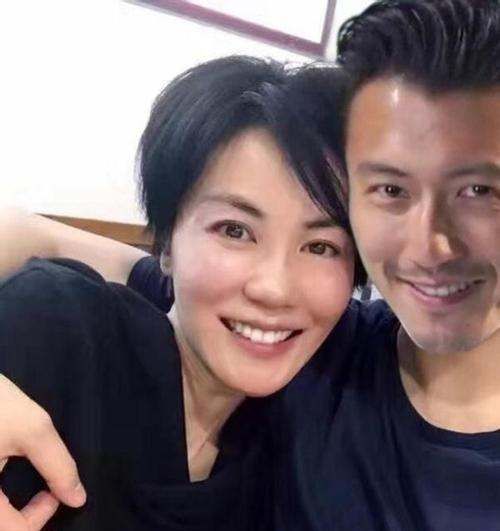 陈亦飞谭维维婚礼图片,他被粉丝称为不老男神英文图6